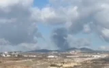 De la fumée s'élève de la région de Jarmaq, dans le sud du Liban, à la suite d'une frappe aérienne israélienne, le 12 décembre 2025. (Capture d'écran de X/Al Jazeera)